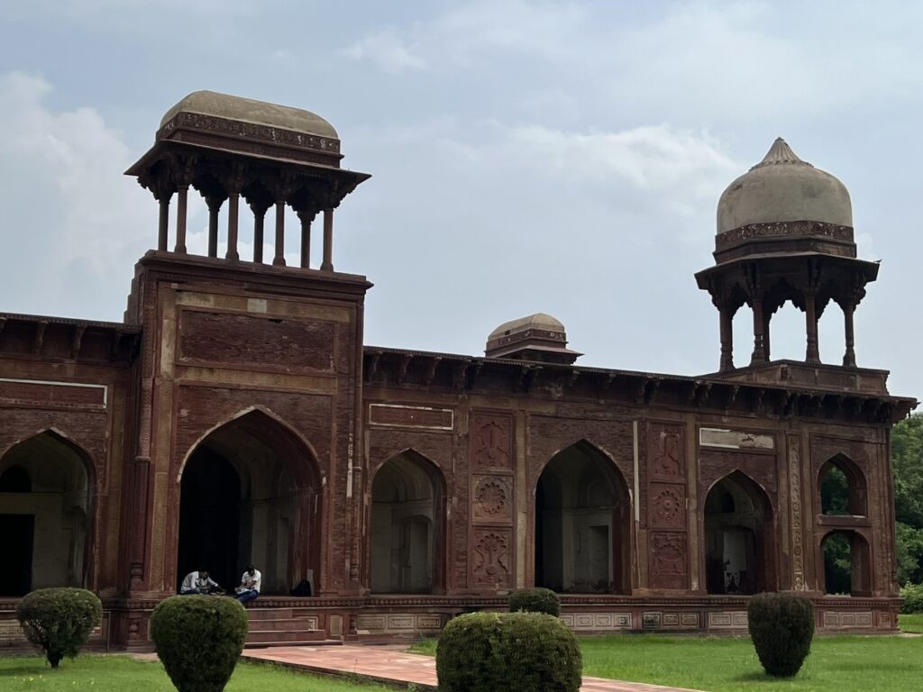 The iwan, the front entrance to Maryam's tomb